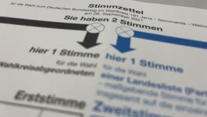 Muster eines Wahlscheins der Bundestagswahl 2021, zu sehen sind 2 Möglichkeiten, seine Stimme abzugeben